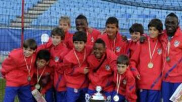<b>EL EQUIPO. </b>El equipo triunfador en el Torneo de Arona posa en una de las porterías del Calderón con la Copa del campeonato.