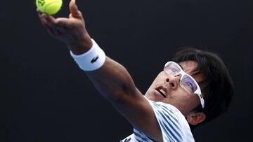 Hyeon Chung se dispone a sacar durante su partido ante Bradley Klahn en el Open de Australia.