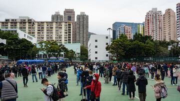 08 February 2022, China, Hong Kong: People queue at a Covid-19 testing centre at the Suen Wan Sports Ground. Photo: Dominic Chiu/SOPA Images via ZUMA Press Wire/dpa
 Dominic Chiu/SOPA Images via ZUM / DPA
 08/02/2022 ONLY FOR USE IN SPAIN