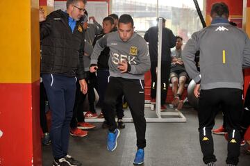 Los hispanos iniciaron las actividades con mediciones físicas en el gimnasio del Estadio Santa Laura.