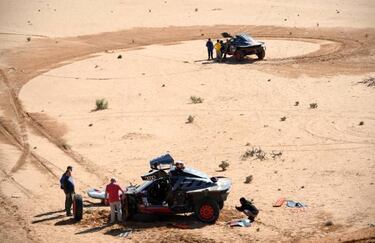 Vista panóramica del coche de Carlos Sainz y del Audi de Stephane Peterhansel después de un accidente durante la Etapa 6 del Dakar 2023 entre Ha'il y Al Duwadimi.