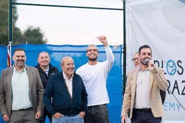 Carlos Alcaraz compartió esta distinción con los chicos y chicas del club, acompañado por el presidente y por su padre.