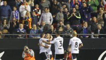 Alc&aacute;cer, Vezo y Feghouli felicitan a Bakkali, tras el gol marcado el pasado s&aacute;bado.