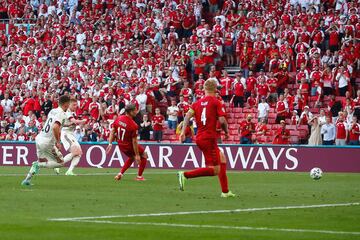 Zurdazo de Kevin De Bruyne raso desde fuera del área. ¡¡Remonta Bélgica!!