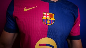 GRAFCAT6721 BARCELONA 18/07/2024.- La nueva camiseta de la temporada 2024/25 del FC Barcelona rinde homenaje a la primera equipación del Barça del año 1899, el diseño se inspira en el legado, la trayectoria y las raices del Club, coincidiendo con la celebración de su 125 aniversario. EFE/ FCB Germán Parga/ SOLO USO EDITORIAL/ SOLO DISPONIBLE PARA ILUSTRAR LA NOTICIA QUE ACOMPAÑA (CRÉDITO OBLIGATORIO).