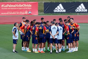 Luis Enrique con los jugadores.