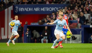 El jugador del Atltico de Madrid, Sorloth, recibe un baln largo de Gimnez, en el comienzo de la jugada del 1-1. 
