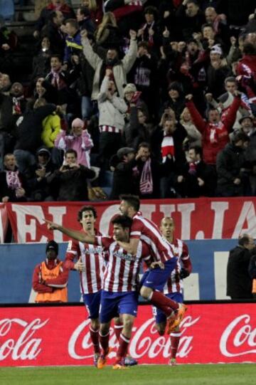 Los jugadores del Atlético de Madrid felicitan a Diego Costa (2-i) tras marcar ante el Granada, durante el partido de Liga en Primera División que disputan esta noche en el estadio Vicente Calderón.