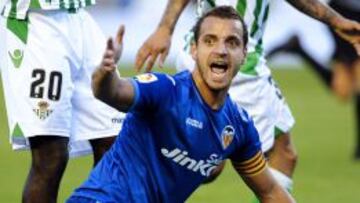 Roberto Soldado ante el Betis.