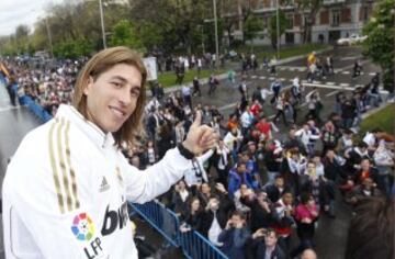 Ramos celebrando el título de liga con la afición en la rúa que organizó el club blanco por las calles de Madrid.