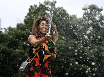 La tenista japonesa ha posado ante los medios gr¨¢ficos con el trofeo del Open de Australia. Naomi Osaka se proclam¨® campeona tras vencer por 6-4 y 6-3 en 71 minutos a Jennifer Brady en la final del Open de Australia.