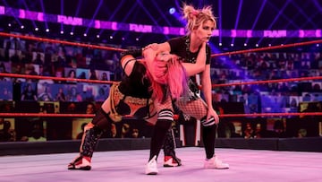 Alexa Bliss ataca a Asuka en Raw.