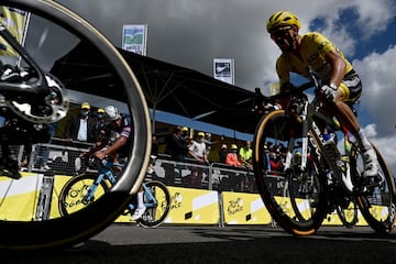 El ciclista francés Julian Alaphilippe, pierde el maillot amarillo. 