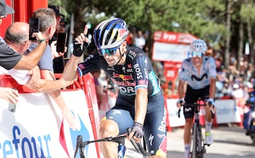 Roglic, ganador de la etapa en un duelo final con Enric Mas.