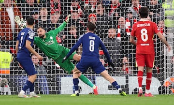 Gianluigi Donnarumma del Paris Saint-Germain realiza una parada durante el partido de vuelta de los octavos de final de la UEFA Champions League 2024/25 entre el Liverpool FC y el Paris Saint-Germain.