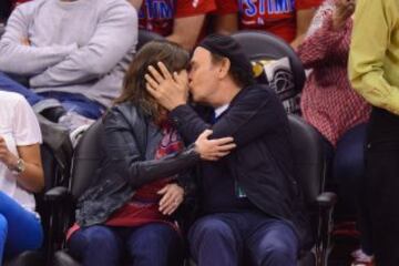 Billy Crystal, protagonista de, entre otras, 'Cuando Harry encontró a Sally', con su mujer en el Staples Center.