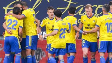 Varios jugadores del Cádiz se felicitan tras marcar un gol.