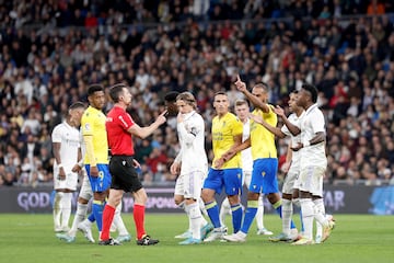 El enfrentamiento de Vinicius con Fali terminó con una tarjeta amarilla para cada uno. El jugador del Real Madrid le recriminaba al central del Cádiz un codazo sobre Rodrygo.