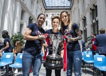 Las jugadoras del Atlético de Madrid Silvia Meseguer, Amanda Sampedro y Lola Gallardo posan con la Copa de la Liga durante la recepción en el Ayuntamiento. 
