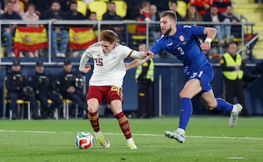Víctor Muñoz supera a un defensor serbio y se hace con el balón en la acción previa al tanto.