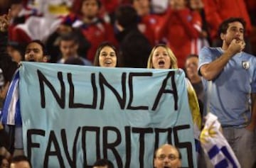 Hinchas uruguayas presentes en los cuartos de final.