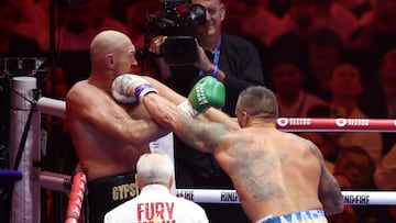 Oleksandr Usyk golpeando a Tyson Fury durante su combate.
