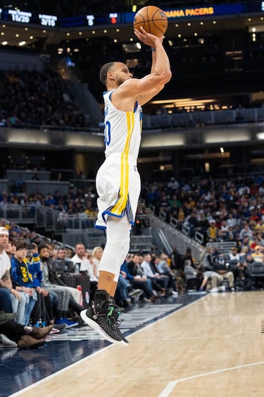 El mejor ya tiene el récord que le faltaba. Tenía el total de la NBA, pero el más icónico todavía no lo había conseguido. El que la NBA cuente por separado la regular season y los playoffs llevaba a que Curry todavía no fuera el primero en la lista de mayores encestadores desde la larga distancia en fase regular, pero ahora lo es. La lista de hitos a las que ha acostumbrado el jugador nacido en Akron (más triples en una sola temporada, más partidos seguidos metiendo al menos un triple, más triples en unos únicos 'playoffs', líder de aciertos desde el triple en seis temporadas y líder de porcentaje desde el triple en cuatro temporadas, campeón del concurso de la Liga en dos ocasiones) es demencial, pero sin duda lo que perdurará más que ello es la sensación de que, con estos Warriors de Steve Kerr, ha revolucionado el juego del baloncesto. Se lanzan triples desde ocho y nueve metros porque él lo popularizó.