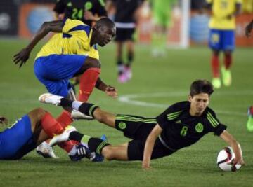 México- Ecuador. Jonathan Dos Santos y Walter Ayovi.