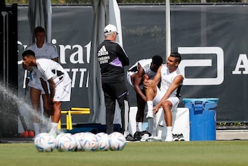 Carlo Ancelotti charla con Casemiro. 
 