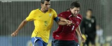El 'Pocho' jugó el Sudamericano Sub 20 de Venezuela 2009, y se afianzó luego como lateral izquierdo en Universidad Católica, club donde actualmente continúa su carrera.