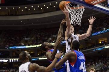 Mason Plumlee (1) lucha un rebote ante la defensa de los Sixers.