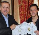 Özil le regala una camiseta del Real Madrid a Erdogan