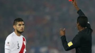 Peru&#039;s Carlos Zambrano receives a red card from referee Jose Argote during the Copa America 2015 semi-final soccer match against Chile at the National Stadium in Santiago, Chile, June 29, 2015. REUTERS/Ivan Alvarado