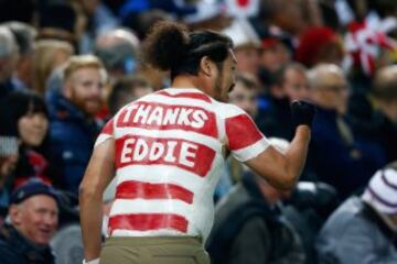 Un seguidor le da las gracias al seleccionador de Japón Eddie Jones en el partido entre la selección nipona y Estados Unidos.