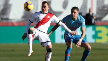 Soccer Football - La Liga Santander - Rayo Vallecano v Atletico Madrid - Campo de Futbol de Vallecas, Madrid, Spain - February 16, 2019  Rayo Vallecano&#039;s Raul de Tomas in action with Atletico Madrid&#039;s Jose Gimenez   REUTERS/Susana Vera