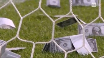 Money thrown on the pitch at Donnarumma during the Denmark - Italy game