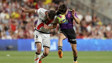 MADRID (ESPAÑA), 04/05/2023.- Santiago Comesaña (i), del Rayo Vallecano, disputa un balón con Álvaro Aguado, del Real Valladolid, durante el partido de LaLiga que Rayo Vallecano y Real Valladolid disputan este jueves en el estadio de Vallecas, en Madrid. EFE/ Kiko Huesca
