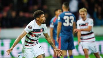 Juninho festeja su gol en contra de Feyenoord en la fase de grupos de la Europa League.