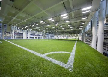 Las planchas que permiten guardar el césped en el hipogeo es uno de los elementos estrella de la remodelación del Bernabéu. El conjunto blanco ha publicado nuevas fotografías de dichas planchas para ver los entresijos del mecanismo.