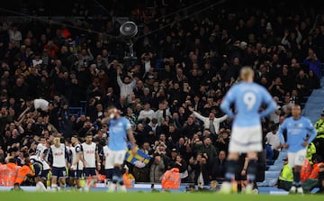 Mientras los jugadores del City sufrían, al fondo todo el Tottenham celebró la contundente victoria. 