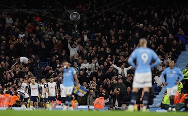Mientras los jugadores del City sufrían, al fondo todo el Tottenham celebró la contundente victoria.