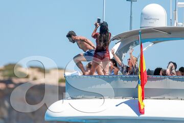 Messi, Luis Suárez y Cesc en sus vacaciones familiares en Ibiza. 