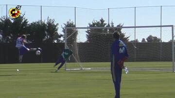 Golazo acrobático de Mayoral en el entreno de la sub-21