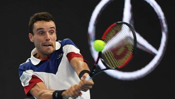 Roberto Bautista devuelve una bola ante Zhang Ze durante su partido en el China Open de Pekín.