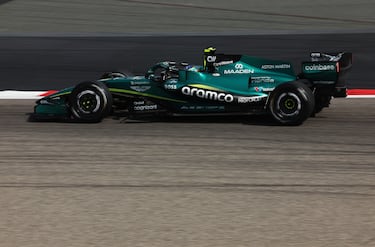 Fernando Alonso al volante del AMR26 Honda durante el segundo día de pruebas de F1 en el Circuito Internacional de Baréin.