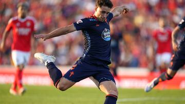 El delantero Pablo Durán se prepara para golpear el balón durante el amistoso de pretemporada disputado por el Celta ante el Benfica en Águeda (Portugal).