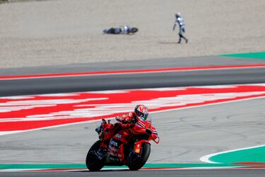 El incidente dejó vía libre a Marc Márquez para ganar su decimocuarta sprint del año y acercarse aún más al título mundial.

