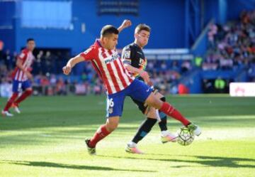 Angel Correa regatea a Embarba.