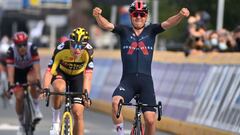 Tom Pidcock celebra su victoria ante Wout Van Aert en la Flecha de Brabante 2021.