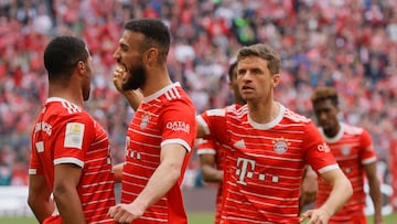 Munich (Germany), 30/04/2023.- Munich's Serge Gnabry (L) celebrates with teammates after scoring the